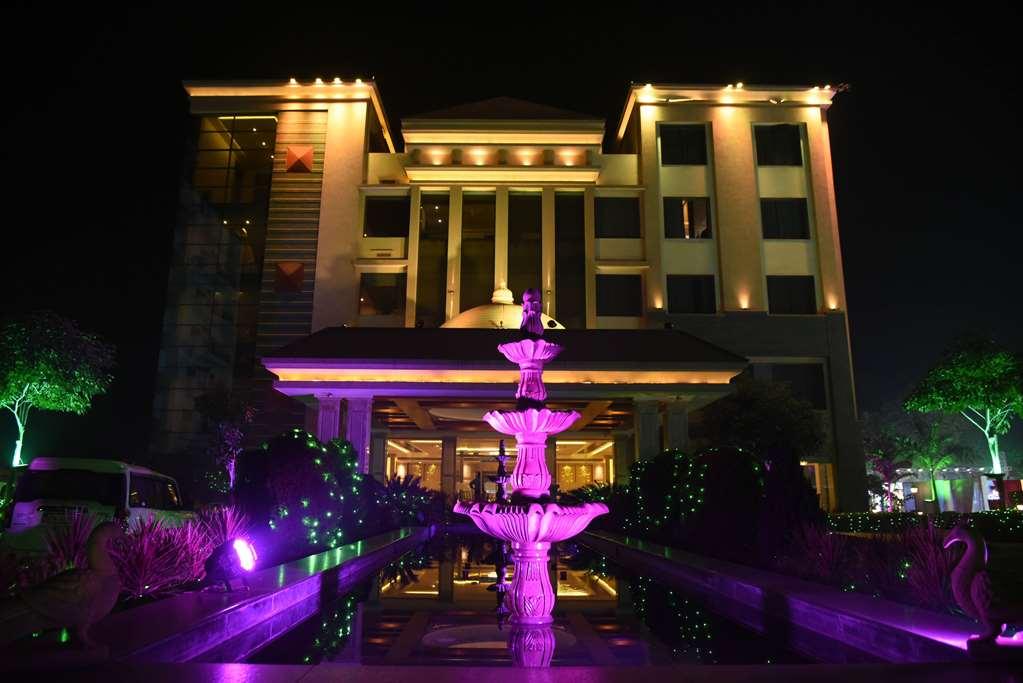 Ramada By Wyndham Varanasi Katesar Chandauli 외부 사진