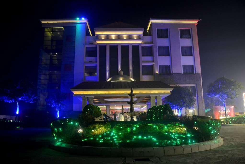 Ramada By Wyndham Varanasi Katesar Chandauli 외부 사진