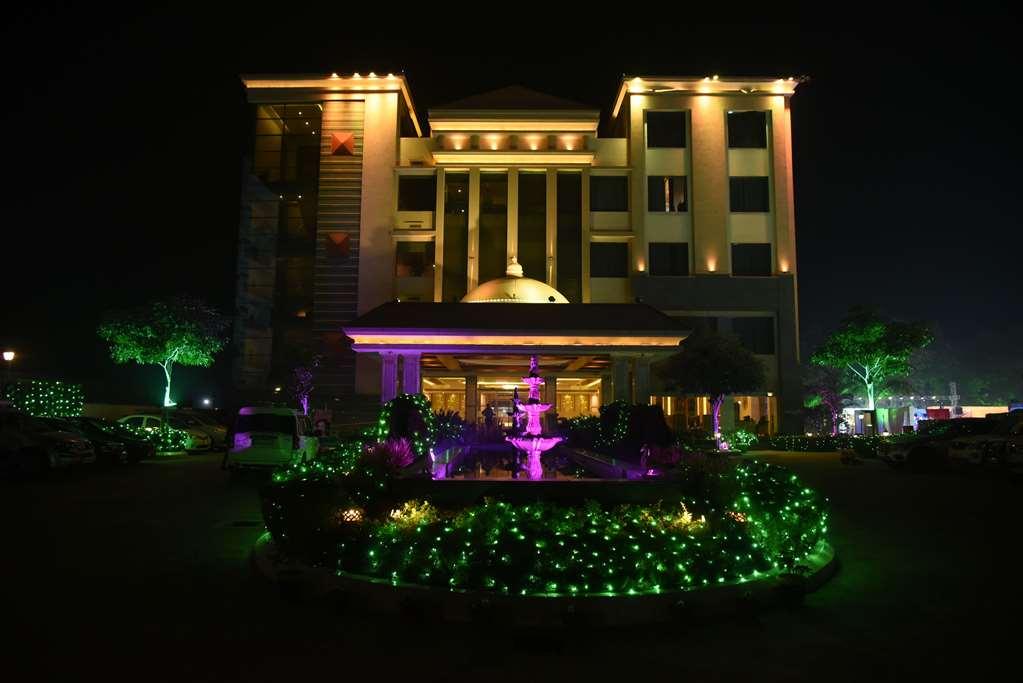 Ramada By Wyndham Varanasi Katesar Chandauli 외부 사진
