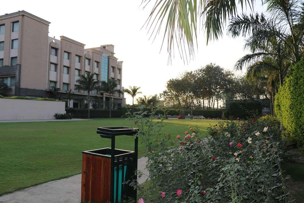 Ramada By Wyndham Varanasi Katesar Chandauli 시설 사진