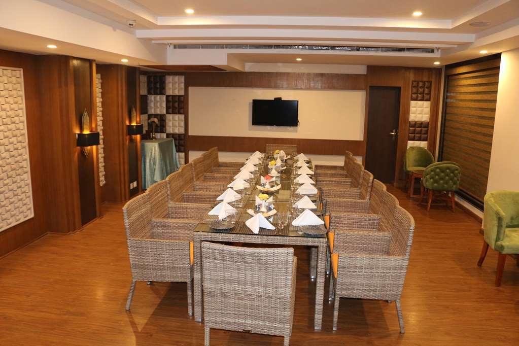 Ramada By Wyndham Varanasi Katesar Chandauli 시설 사진
