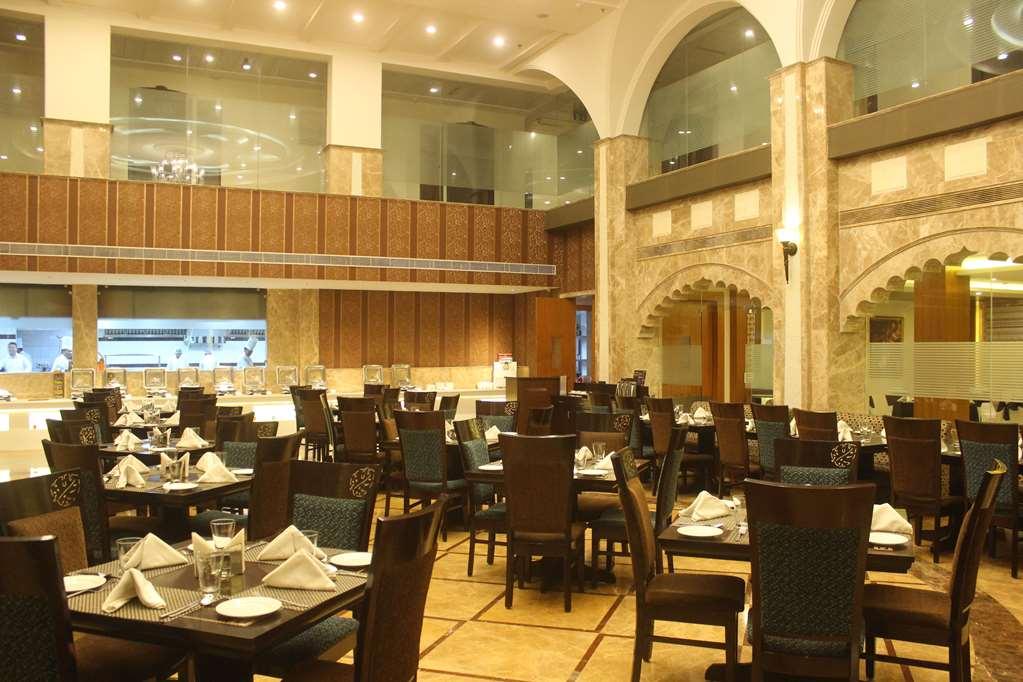 Ramada By Wyndham Varanasi Katesar Chandauli 레스토랑 사진